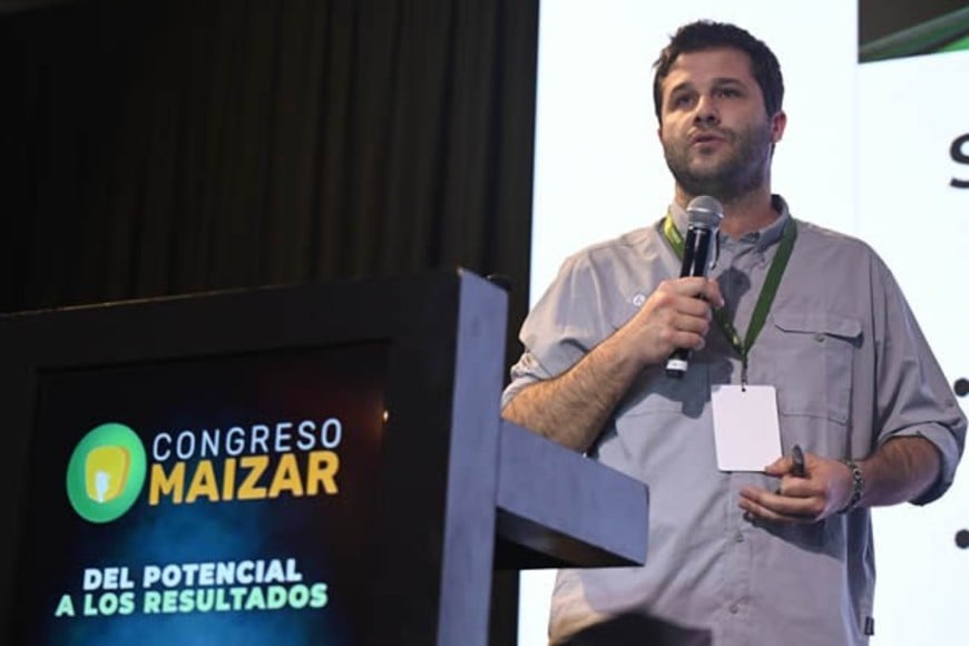 Lo hizo en el panel “Productividad, Rendimientos y Brechas”, en el marco del último Congreso MAIZAR 2026, que compartió con el Ing. Agr. José Micheloud, director comercial de Plexagro e integrante de I&D de AACREA; el Ing. Agr. Andrés Madias, gerente del programa Sistema Chacras Aapresid y que contó con la moderación de la Ing. Agr. María Fernanda González Sanjuan, gerente ejecutiva de Fertilizar AC.