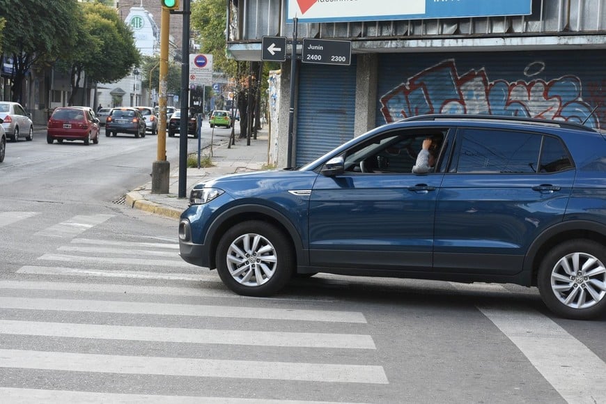 Un coche mal estacionado, sobre la senda y la línea de frenado. Foto: Archivo Luis Cetraro