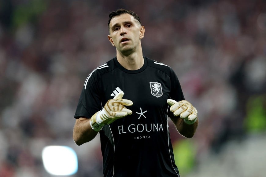 Soccer Football - UEFA Europa League - Final - SC Freiburg v Aston Villa - Besiktas Park, Istanbul, Turkey - May 20, 2026
Aston Villa's Emiliano Martinez during the warm up before the match REUTERS/Kemal Aslan