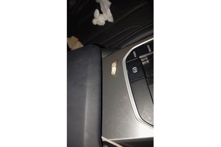 En el vehículo también encontraron drogas y elementos de fraccionamiento.