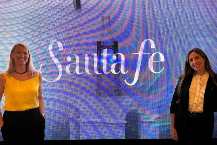 María Milagros Vigil (decana) y Luciana Serovich (secretaria de Ciencia Técnica y Extensión)  de la Facultad de Filosofía y Humanidades en la presentación de la Marca Turística Santa Fe. Foto: Gentileza UCSF.