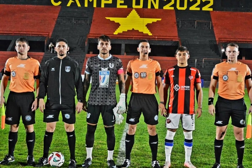 Los árbitros y los capitanes. Gentileza