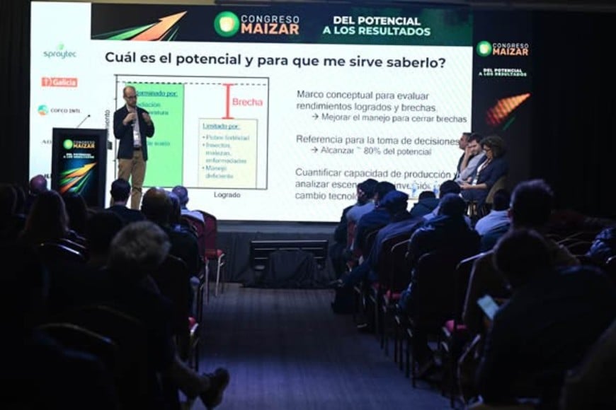 Lo hizo en el panel “Productividad, Rendimientos y Brechas”, en el marco del último Congreso MAIZAR 2026, que compartió con el Ing. Agr. José Micheloud, director comercial de Plexagro e integrante de I&D de AACREA; el Ing. Agr. Andrés Madias, gerente del programa Sistema Chacras Aapresid y que contó con la moderación de la Ing. Agr. María Fernanda González Sanjuan, gerente ejecutiva de Fertilizar AC.