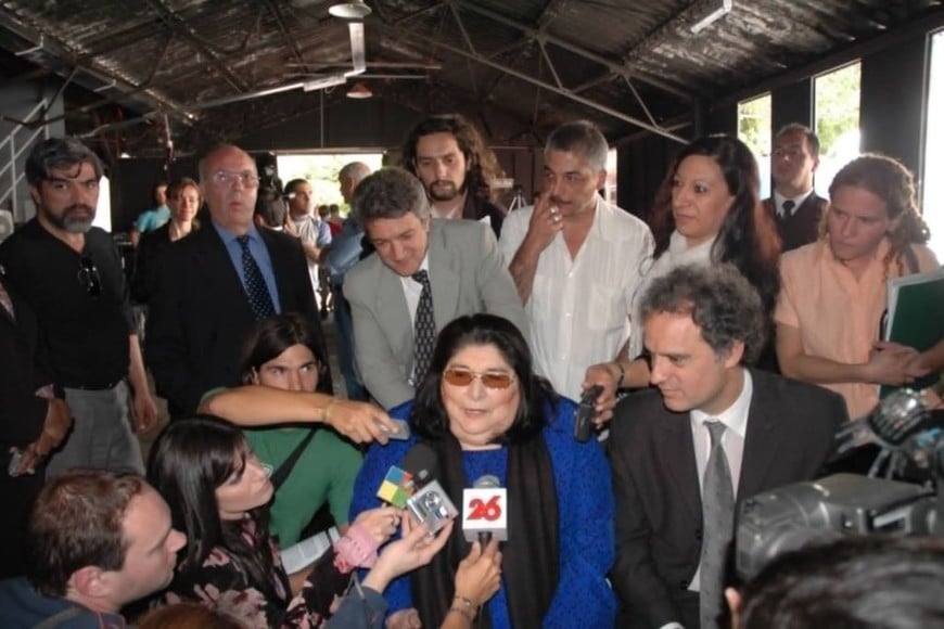 Silvia Majul: En una conferencia de Mercedes Sosa junto a Aníbal Ibarra (Silvia está arriba a la derecha)