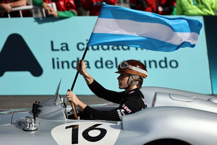 Formula One F1 - Colapinto takes F1 to the streets of Buenos Aires - Buenos Aires, Argentina - April 26, 2026
Alpine's Franco Colapinto drives the 1954 Mercedes-Benz W196 while waving the Argentine flag in tribute to Juan Manuel Fangio during the roadshow REUTERS/Tomas Cuesta