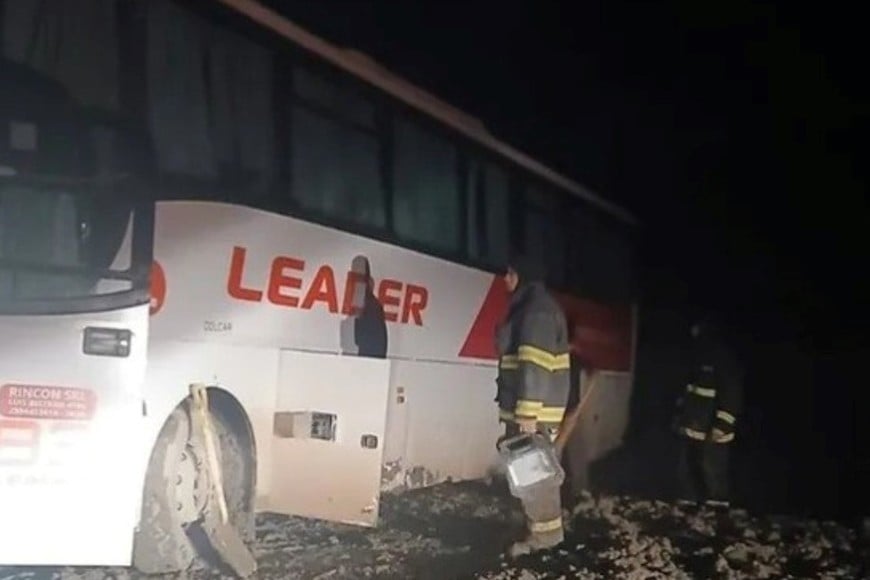 El colectivo quedó atrapado en una banquina con abundante barro