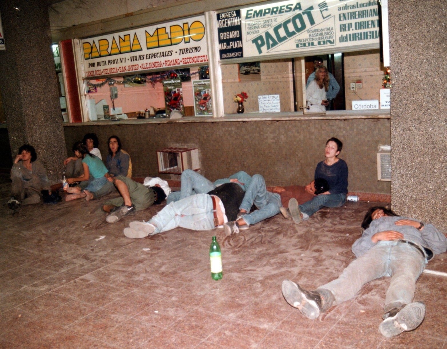 Después del recital en el año 1997 en la terminal de ómnibus. Ricoteros recuperándose frente a las boleterias