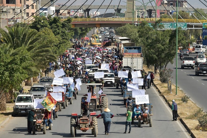Bolivian agricultural producers march to call for an end to protest blockades that have impeded the flow of fuel and food supplies, in Cochabamba, Bolivia June 3, 2026. REUTERS/Patricia Pinto