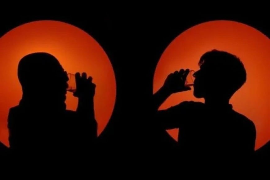 “Graciosos y valientes”, fue el brindis final del Indio Solari en la entrevista con Pedro Rosemblat; grabada a oscuras, los círculos rememoran la forma de sus anteojos.