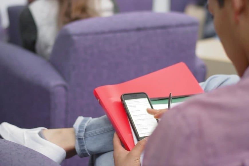 Una nueva provincia restringió el uso del celular en las escuelas.