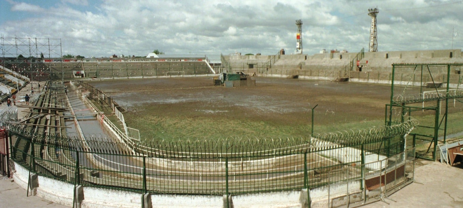 Así quedó el campo de juego de Colón Recitales de los Redonditos de Ricota en Santa Fe en los años 96 y 97