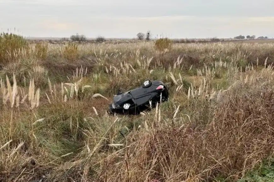 El Chevrolet Prisma quedó sobre la banquina.