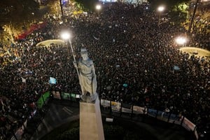 A drone view of fans of Argentine singer Carlos Alberto Solari, also known as Indio Solari, gathering at Plaza de Mayo for a tribute, on the day of his death, in Buenos Aires, Argentina, June 5, 2026. REUTERS/Matias Baglietto