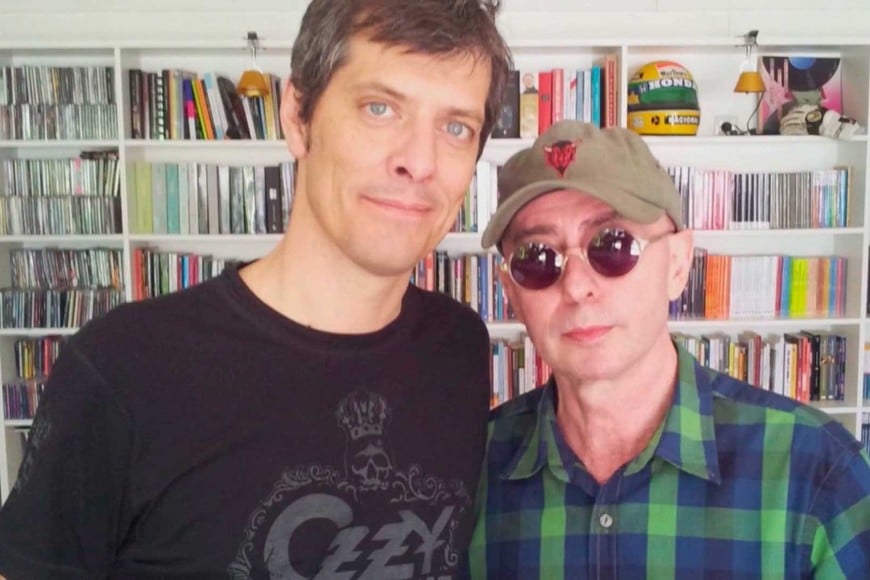 La foto del conductor con el cantante, una muestra de la amistad que llevaban.