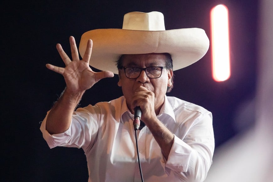 (260605) -- LIMA, 5 junio, 2026 (Xinhua) -- Imagen del 4 de junio de 2026 del candidato a la Presidencia peruana por el partido Juntos por el Perú, Roberto Sánchez, hablando durante su cierre de campaña, en Lima, Perú. La candidata presidencial derechista de Fuerza Popular, Keiko Fujimori, y el izquierdista Roberto Sánchez, de Juntos por el Perú, realizaron el jueves en Lima sus mítines de cierre de campaña de cara a la segunda vuelta electoral que celebrará el domingo el país sudamericano. (Xinhua/Mariana Bazo) (mb) (oa) (ra) (vf)