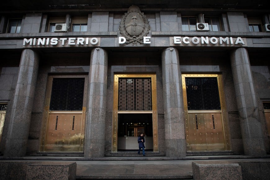 (260603) -- BUENOS AIRES, 3 junio, 2026 (Xinhua) -- Imagen del 1 de junio de 2026 de una mujer saliendo del Ministerio de Economía, en la ciudad de Buenos Aires, capital de Argentina. Tras cerrar 2025 con un marcado incumplimiento en las metas de acumulación de reservas acordadas con el Fondo Monetario Internacional, Argentina transita 2026 con perspectivas más favorables para alcanzar los objetivos comprometidos, impulsada por el programa de compras diarias de divisas del Banco Central y una mayor disponibilidad de dólares en la primera mitad del año. (Xinhua/Martín Zabala) (mz) (da) (ra) (vf)