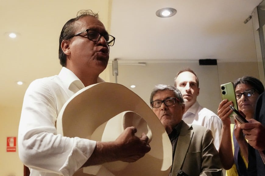 Peruvian presidential candidate Roberto Sanchez holds a hat as he leaves after addressing the media ahead of the June 7 runoff election against Keiko Fujimori, in Lima, Peru, June 5, 2026. REUTERS/Angela Ponce