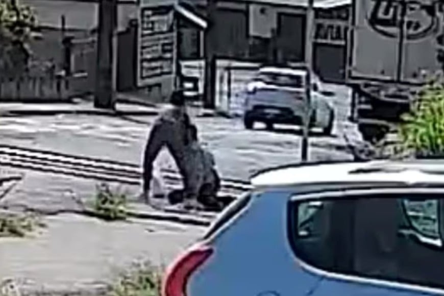 l maquinista del tren ya había activado las bocinas para alertar a los peatones.