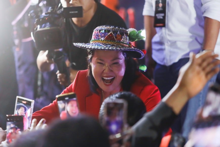 (260605) -- LIMA, 5 junio, 2026 (Xinhua) -- Imagen del 4 de junio de 2026 de la candidata a la Presidencia peruana por el partido Fuerza Popular, Keiko Fujimori, reaccionando durante su cierre de campaña, en Lima, Perú. La candidata presidencial derechista de Fuerza Popular, Keiko Fujimori, y el izquierdista Roberto Sánchez, de Juntos por el Perú, realizaron el jueves en Lima sus mítines de cierre de campaña de cara a la segunda vuelta electoral que celebrará el domingo el país sudamericano. (Xinhua/Str) (mb) (oa) (ra) (vf)