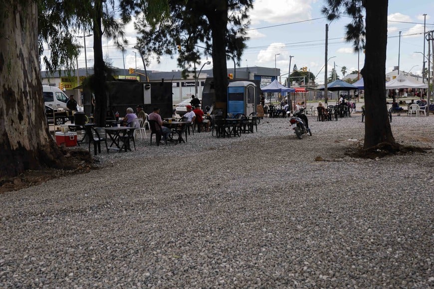El ordenamiento municipal comenzó por los 14 carribares que se ubicaban en las calles y veredas de los alrededores del Iturraspe. Se colocó piedra en un sector y se los reubicó allí. Foto: Gentileza