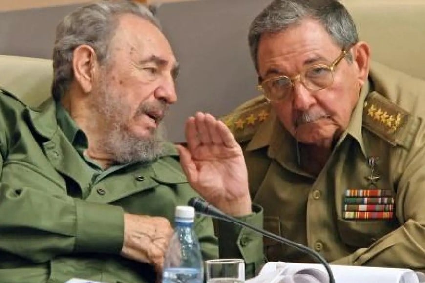 Raúl Castro -a la derecha de la imagen-, en diálogo con su hermano Fidel (1926-2016), cuando este último todavía conducía los destinos del pueblo cubano. La justicia estadounidense lo acusa y lo reclama.