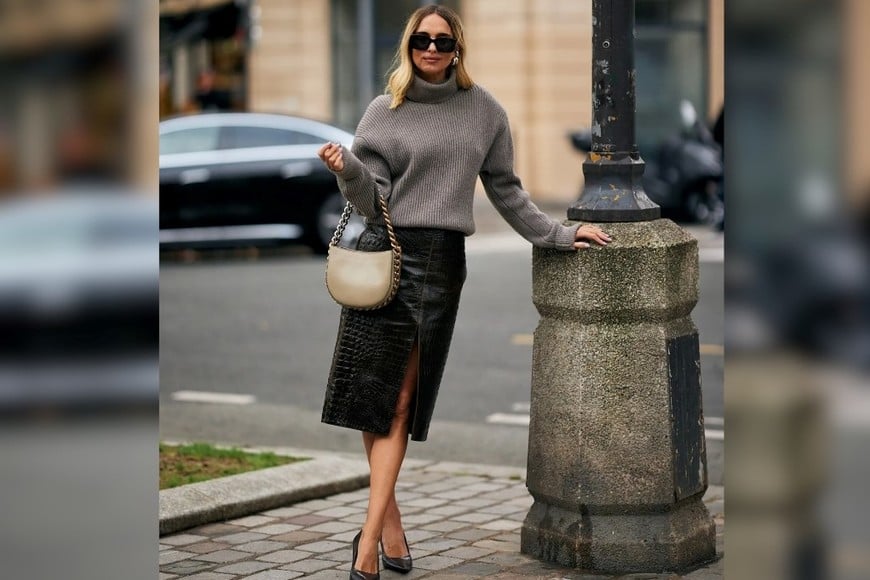 La dupla sweater y falda se impone como tendencia de temporada.