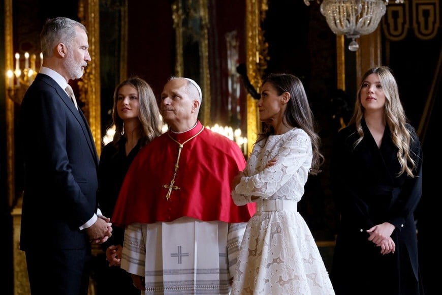 Spain’s King Felipe and Queen Letizia talk to Pope Leo XIV, alongside Leonor, Princess of Asturias, and Infanta Sofia, in Madrid, Spain, June 6, 2026. EFE/Ballesteros/Pool via REUTERS