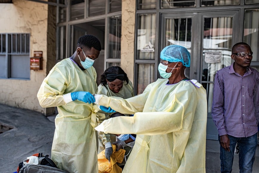 (260605) -- GOMA, 5 junio, 2026 (Xinhua) -- Imagen del 4 de junio de 2026 de trabajadores médicos colocándose trajes de protección, en Goma, República Democrática del Congo (RDC). Los casos confirmados de ébola en la RDC han aumentado a 381, incluyendo 63 muertes, afirmó el jueves por la noche el ministro de Salud, Roger Kamba. El ministro informó que la capacidad de diagnóstico del país ha mejorado significativamente desde la llegada de más de 4.000 kits para pruebas del Centro Africano para el Control y la Prevención de Enfermedades y de apoyo internacional adicional, lo que ha permitido a las autoridades sanitarias someter a prueba casi todas las muestras recibidas y ofrecer los resultados en un plazo de 24 horas. (Xinhua) (oa) (da) (ce)