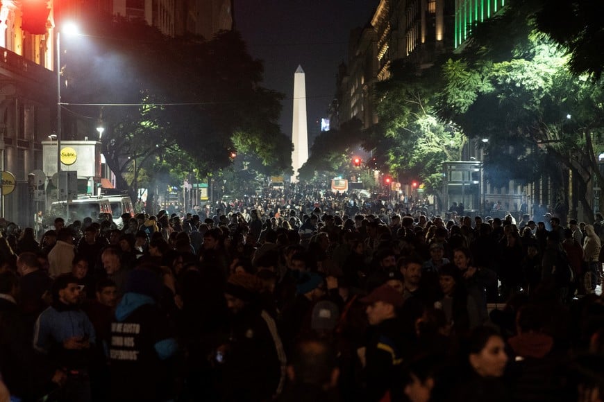 (260606) -- BUENOS AIRES, 6 junio, 2026 (Xinhua) -- Imagen del 5 de junio de 2026 de personas reuniéndose para despedir al músico argentino Carlos "Indio" Solari en la Plaza de Mayo, en la ciudad de Buenos Aires, capital de Argentina. El popular cantante de rock argentino, Carlos "Indio" Solari, murió el viernes a los 77 años de edad en la ciudad de Buenos Aires, capital de Argentina, informó la prensa local. (Xinhua/Martín Zabala) (mz) (jg) (da)