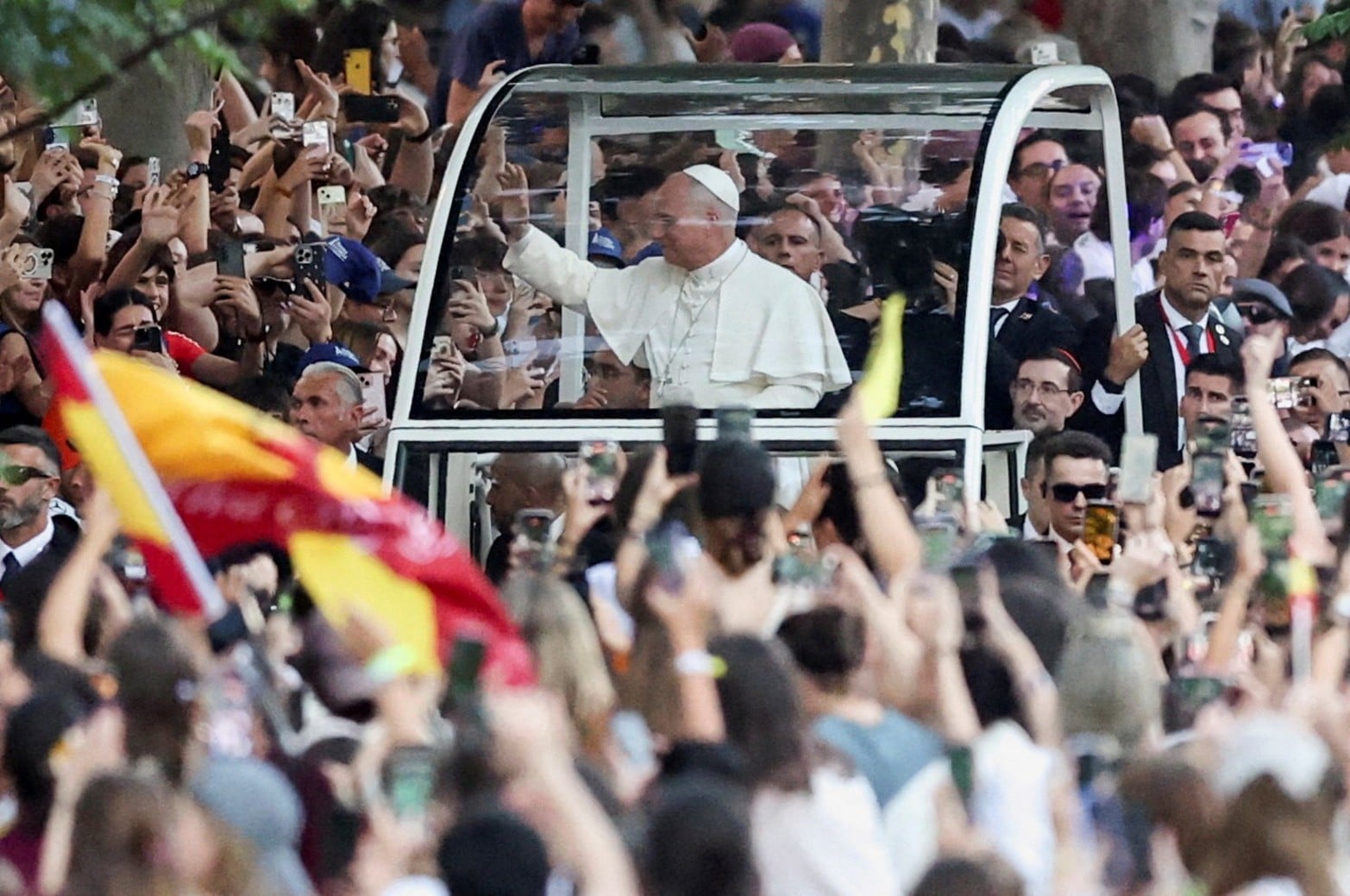El papa León XIV saluda a los fieles desde el papamóvil antes de una vigilia de oración en la Plaza de Lima durante su viaje apostólico en Madrid.