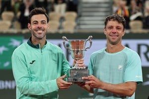 Tennis - French Open - Roland Garros, Paris, France - June 6, 2026
Spain's Marcel Granollers and Argentina's Horacio Zeballos celebrate with the trophy after winning their men's doubles final match against Finland's Harri Heliovaara and Britain's Henry Patten REUTERS/Benoit Tessier
