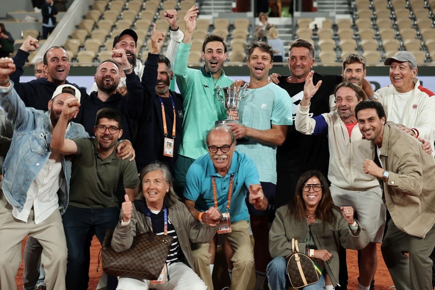 Tennis - French Open - Roland Garros, Paris, France - June 6, 2026
Spain's Marcel Granollers and Argentina's Horacio Zeballos celebrate with the trophy, their coaches Alejandro Lombardo and Gerard Granollers, and team members after winning their men's doubles final match against Finland's Harri Heliovaara and Britain's Henry Patten REUTERS/Benoit Tessier