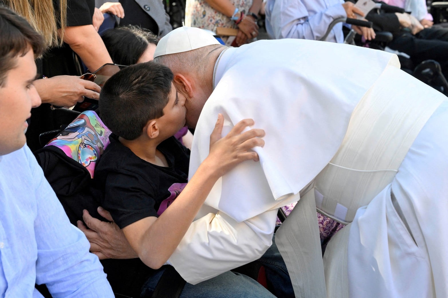El Papa León XIV abraza a un niño al reunirse con un grupo de personas con discapacidad y enfermos, asistidos por organizaciones benéficas católicas y la Archidiócesis de Madrid.