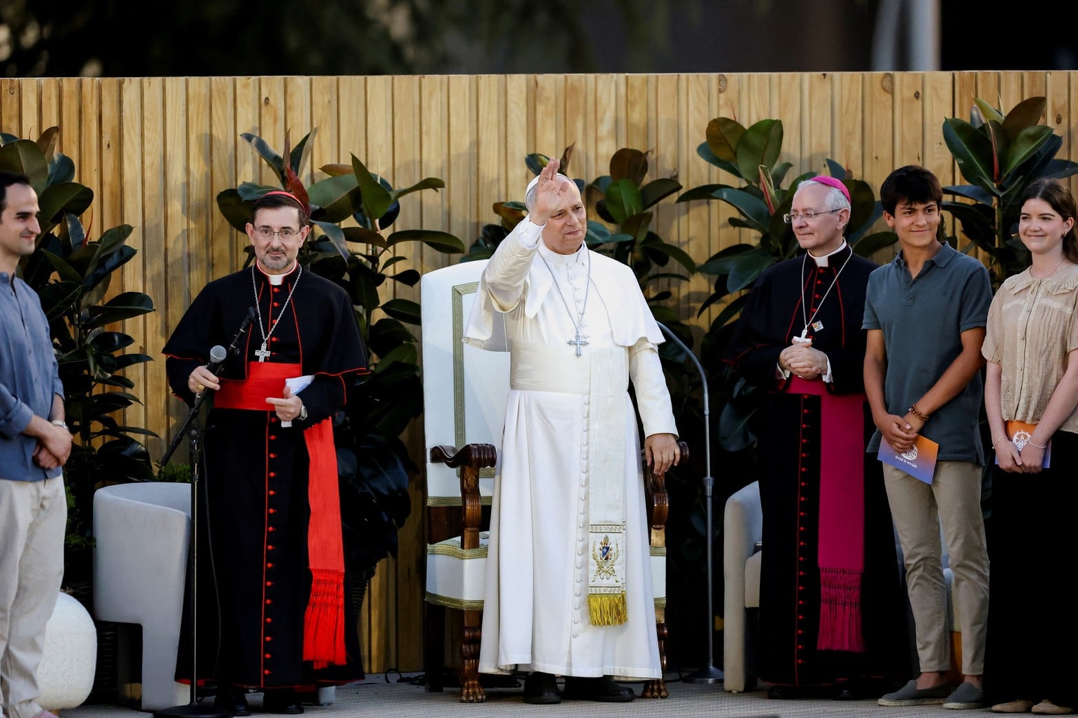 El papa León XIV celebra una vigilia de oración en la Plaza de Lima durante su viaje apostólico en Madrid.