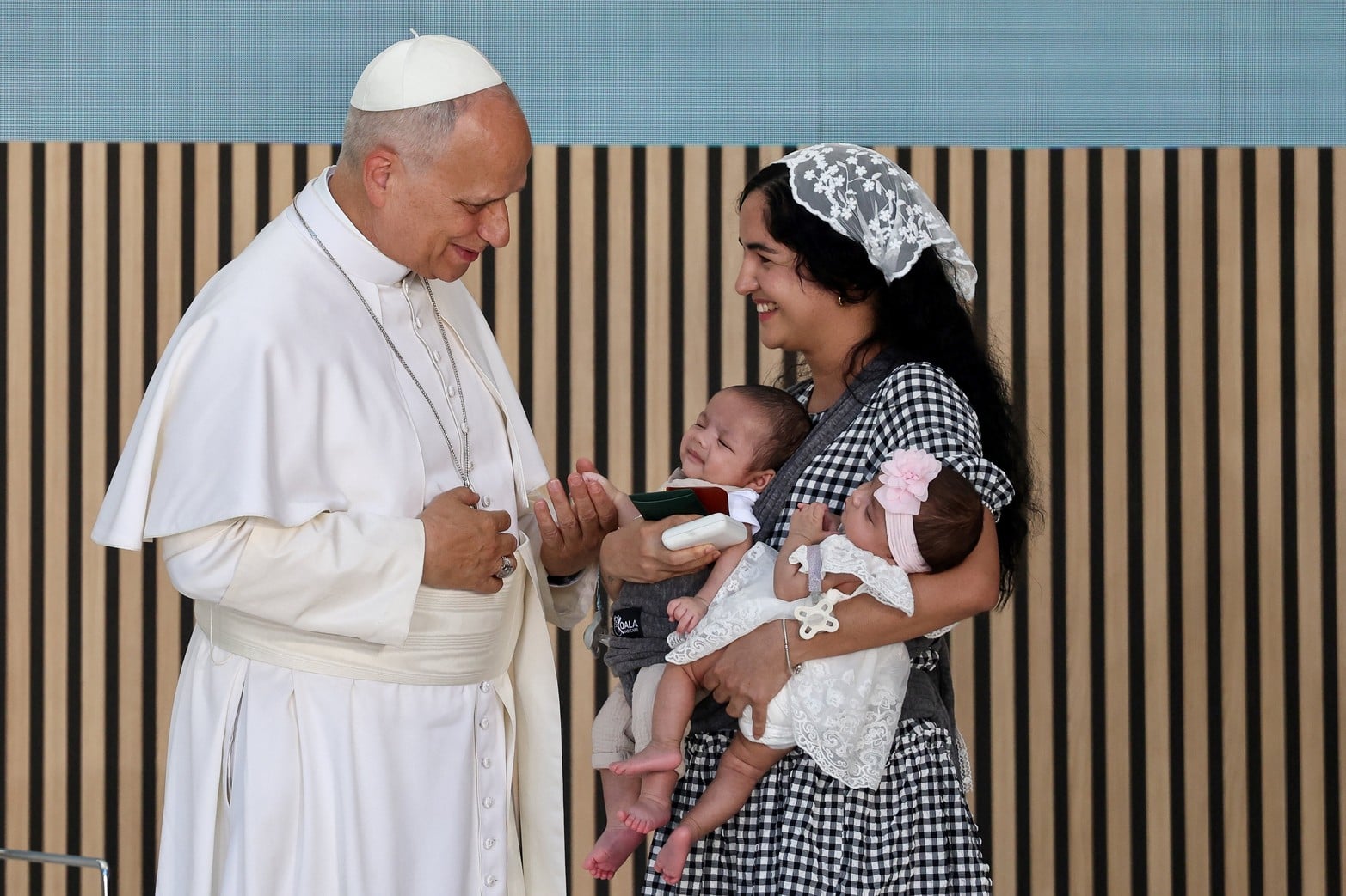 El Papa León XIV se reúne con Niurka, una mujer migrante cubana, y sus hijos, durante un encuentro con el personal y los beneficiarios del "Proyecto Social CEDIA 24 Horas", un centro de Cáritas que brinda apoyo a personas sin hogar y en situación de vulnerabilidad económica.