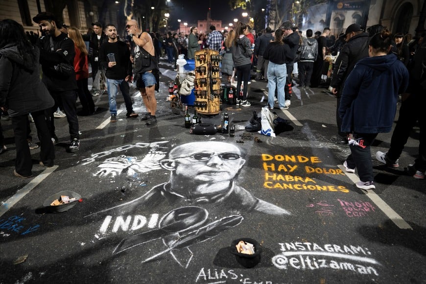 (260606) -- BUENOS AIRES, 6 junio, 2026 (Xinhua) -- Imagen del 5 de junio de 2026 de personas reuniéndose para despedir al músico argentino Carlos "Indio" Solari en la Avenida de Mayo, en la ciudad de Buenos Aires, capital de Argentina. El popular cantante de rock argentino, Carlos "Indio" Solari, murió el viernes a los 77 años de edad en la ciudad de Buenos Aires, capital de Argentina, informó la prensa local. (Xinhua/Martín Zabala) (mz) (jg) (da)
