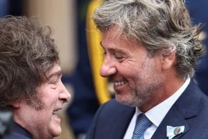 El presidente Javier Milei junto al ministro de Justicia, Juan Bautista Mahiques.