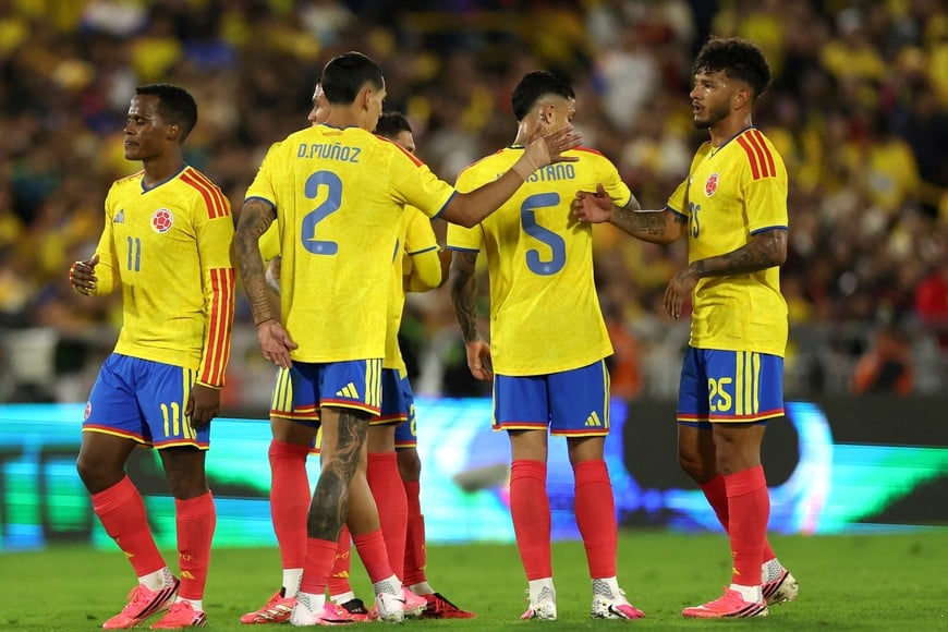 Soccer Football - International Friendly - Colombia v Costa Rica - Estadio Nemesio Camacho El Campin, Bogota, Colombia - June 1, 2026
Colombia's Luis Suarez and Daniel Munoz celebrate with teammates after the match REUTERS/Luisa Gonzalez