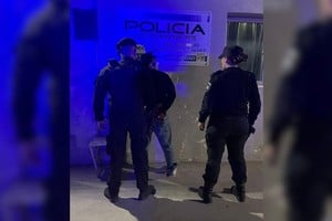 Uno de los detenidos habría golpeado en el rostro a una mujer policía. Foto: El Litoral