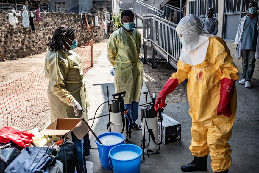 (260605) -- GOMA, 5 junio, 2026 (Xinhua) -- Imagen del 4 de junio de 2026 de trabajadores médicos realizando labores de limpieza en un centro de tratamiento de ébola, en Goma, República Democrática del Congo (RDC). Los casos confirmados de ébola en la RDC han aumentado a 381, incluyendo 63 muertes, afirmó el jueves por la noche el ministro de Salud, Roger Kamba. El ministro informó que la capacidad de diagnóstico del país ha mejorado significativamente desde la llegada de más de 4.000 kits para pruebas del Centro Africano para el Control y la Prevención de Enfermedades y de apoyo internacional adicional, lo que ha permitido a las autoridades sanitarias someter a prueba casi todas las muestras recibidas y ofrecer los resultados en un plazo de 24 horas. (Xinhua) (oa) (da) (ce)