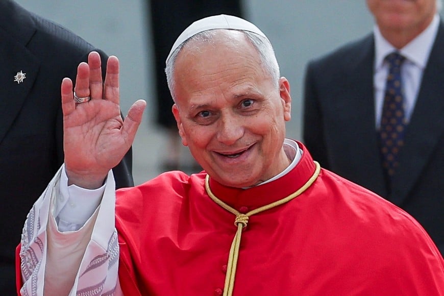 Pope Leo XIV waves during a welcoming ceremony at the Pabellon de Estado, upon his arrival at Adolfo Suarez Madrid-Barajas International Airport, to begin his apostolic journey, in Madrid, Spain June 6, 2026. REUTERS/Violeta Santos Moura