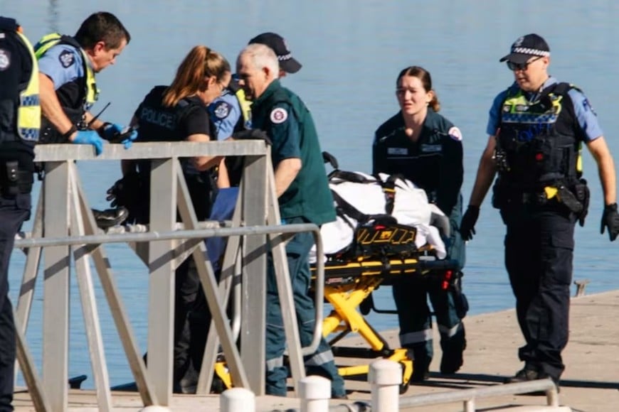 Un hombre murió tras ser atacado por un tiburón mientras pescaba en Australia.