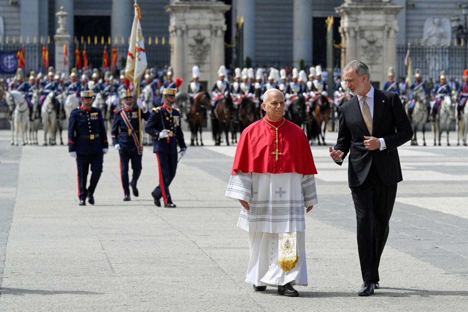 El Papa León XIV camina con el Rey Felipe de España tras una ceremonia de bienvenida en el Palacio Real.
