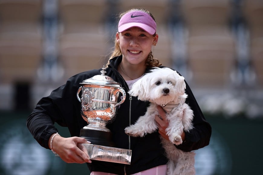 Tennis - French Open - Roland Garros, Paris, France - June 6, 2026
Russia's Mirra Andreeva celebrates with the trophy and a dog after winning her final match against Poland's Maja Chwalinska REUTERS/Guglielmo Mangiapane