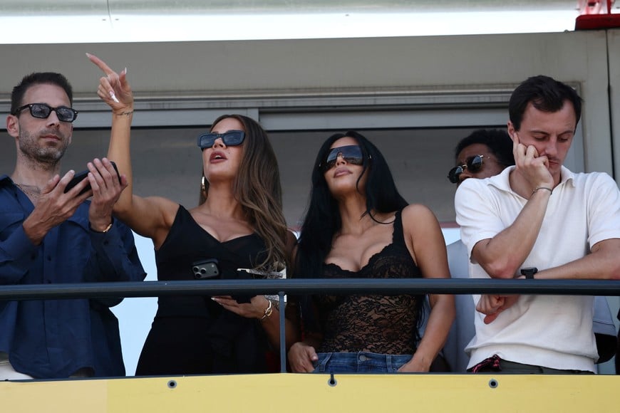 Formula One F1 - Monaco Grand Prix - Circuit de Monaco, Monaco - June 6, 2026
Kim Kardashian and Khloe Kardashian is seen during qualifying REUTERS/Jakub Porzycki/Pool