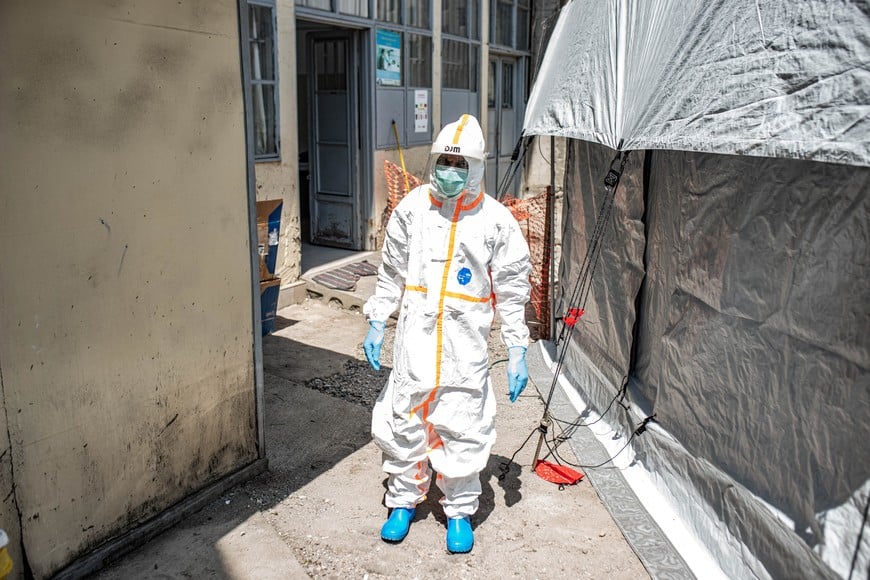 (260605) -- GOMA, 5 junio, 2026 (Xinhua) -- Imagen del 4 de junio de 2026 de un trabajador médico realizando labores de limpieza en un centro de tratamiento de ébola, en Goma, República Democrática del Congo (RDC). Los casos confirmados de ébola en la RDC han aumentado a 381, incluyendo 63 muertes, afirmó el jueves por la noche el ministro de Salud, Roger Kamba. El ministro informó que la capacidad de diagnóstico del país ha mejorado significativamente desde la llegada de más de 4.000 kits para pruebas del Centro Africano para el Control y la Prevención de Enfermedades y de apoyo internacional adicional, lo que ha permitido a las autoridades sanitarias someter a prueba casi todas las muestras recibidas y ofrecer los resultados en un plazo de 24 horas. (Xinhua) (oa) (da) (ce)