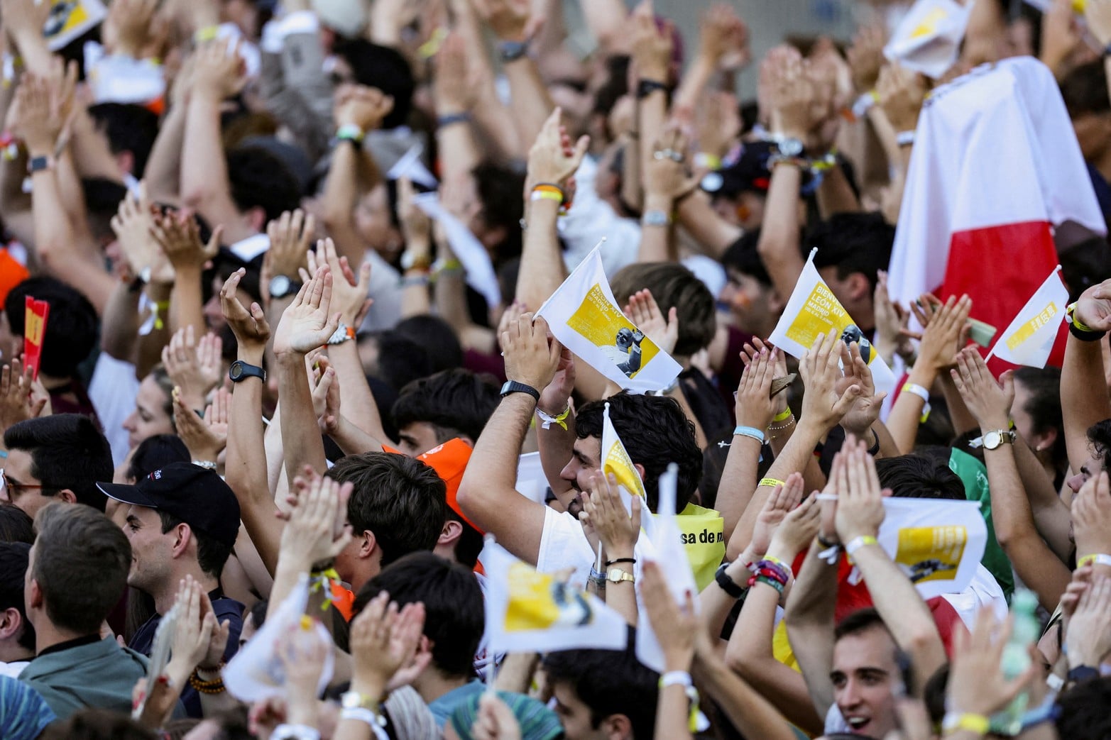 La gente reacciona a una actuación musical en el escenario mientras se congregan antes de una vigilia de oración oficiada por el Papa León XIV en la Plaza de Lima.