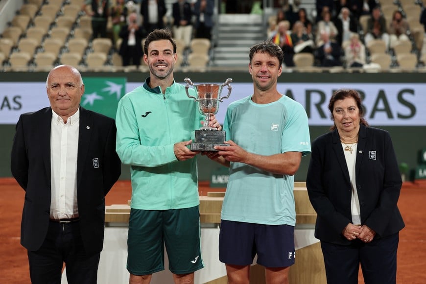 Tennis - French Open - Roland Garros, Paris, France - June 6, 2026
Spain's Marcel Granollers and Argentina's Horacio Zeballos celebrate with the trophy after winning their men's doubles final match against Finland's Harri Heliovaara and Britain's Henry Patten REUTERS/Benoit Tessier