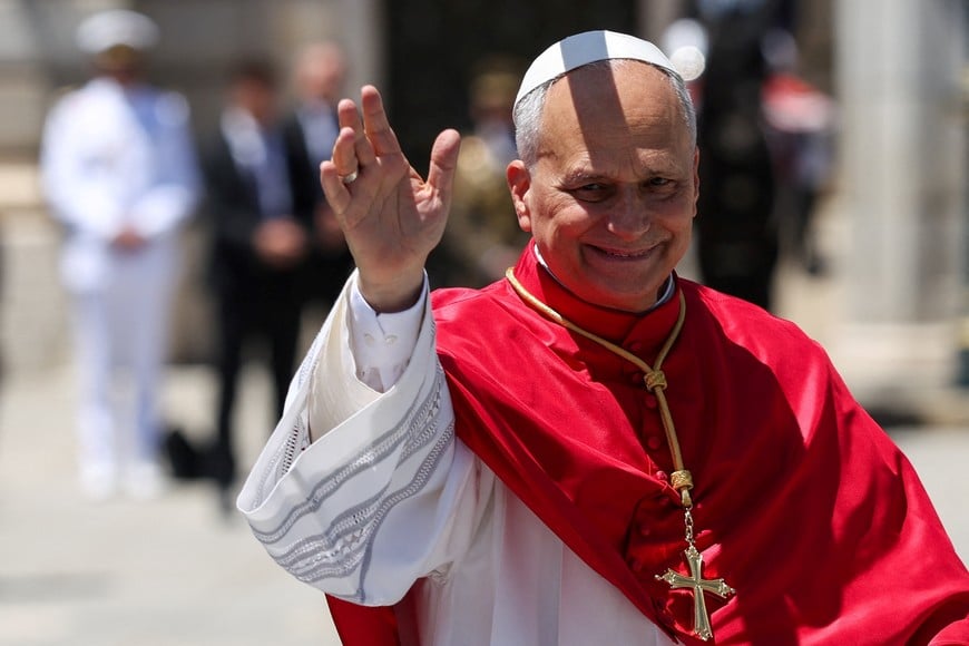Pope Leo XIV waves to the faithful from the popemobile during his apostolic journey, in Madrid, Spain, June 6, 2026. REUTERS/Alejandro Martinez Velez