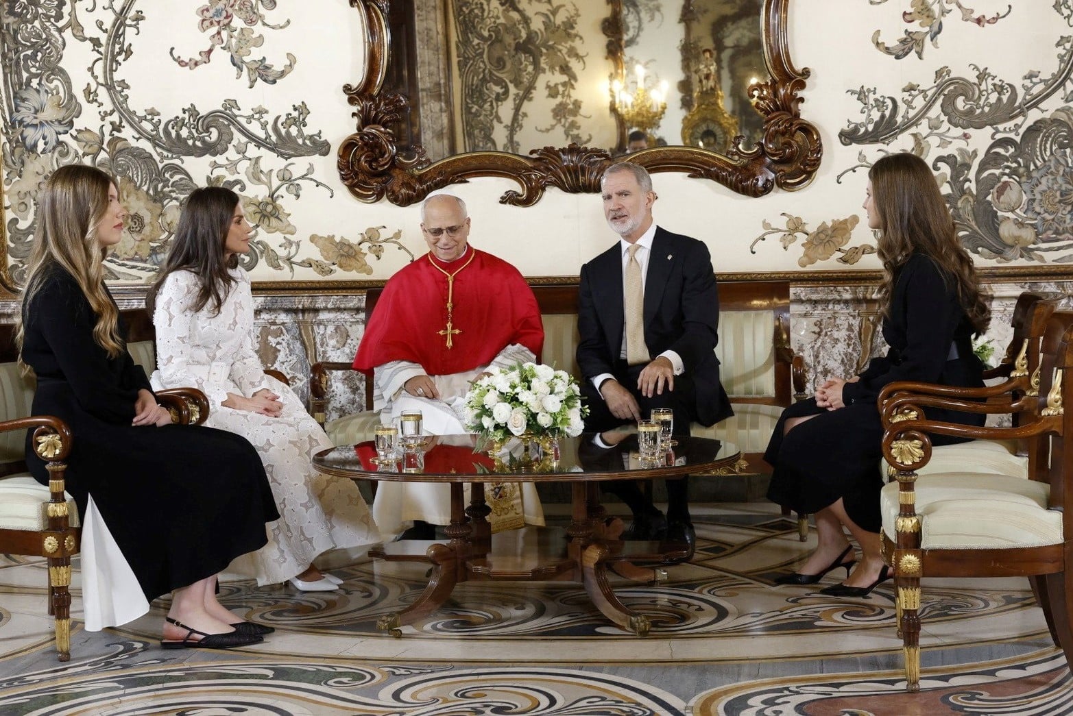El rey Felipe y la reina Letizia de España conversan con el papa León XIV, junto a sus hijas Leonor, princesa de Asturias, y la infanta Sofía, en el Palacio Real de Madrid. 